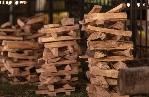 criss crossed stacked kiln dried logs